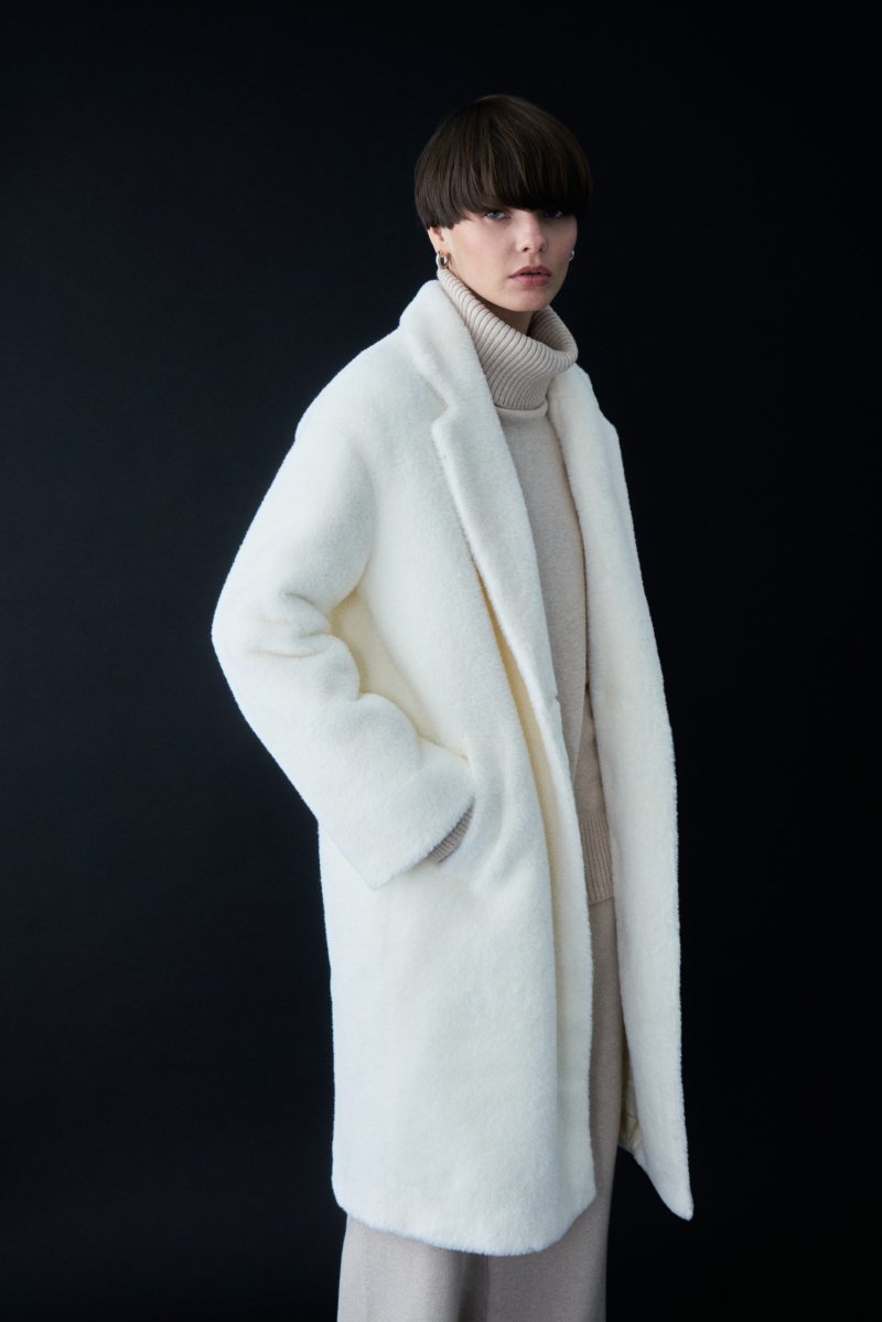Зимнее пальто из шерсти альпаки в белом цвете